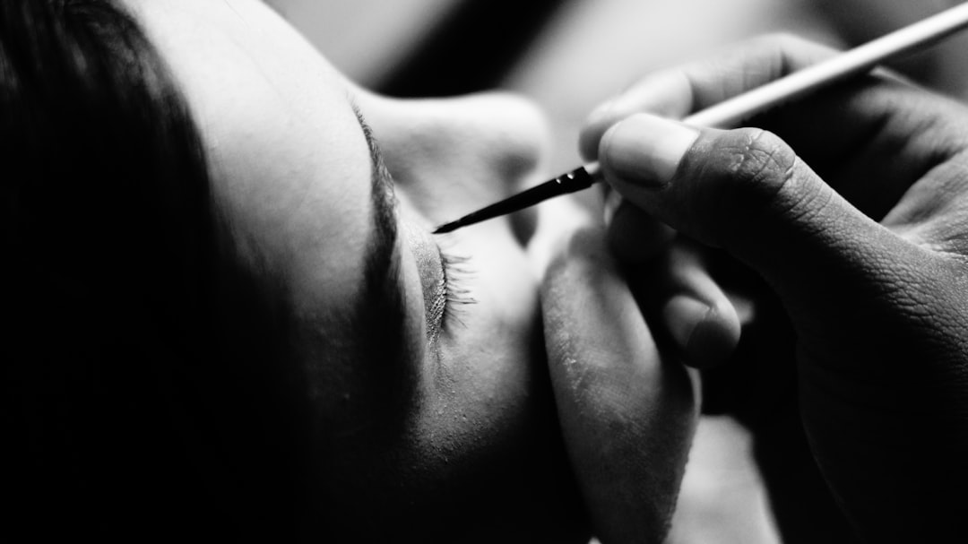 Bağdat Caddesi'nde Kusursuz Bakışlar: Kalıcı Eyeliner ve Dipliner Rehberi