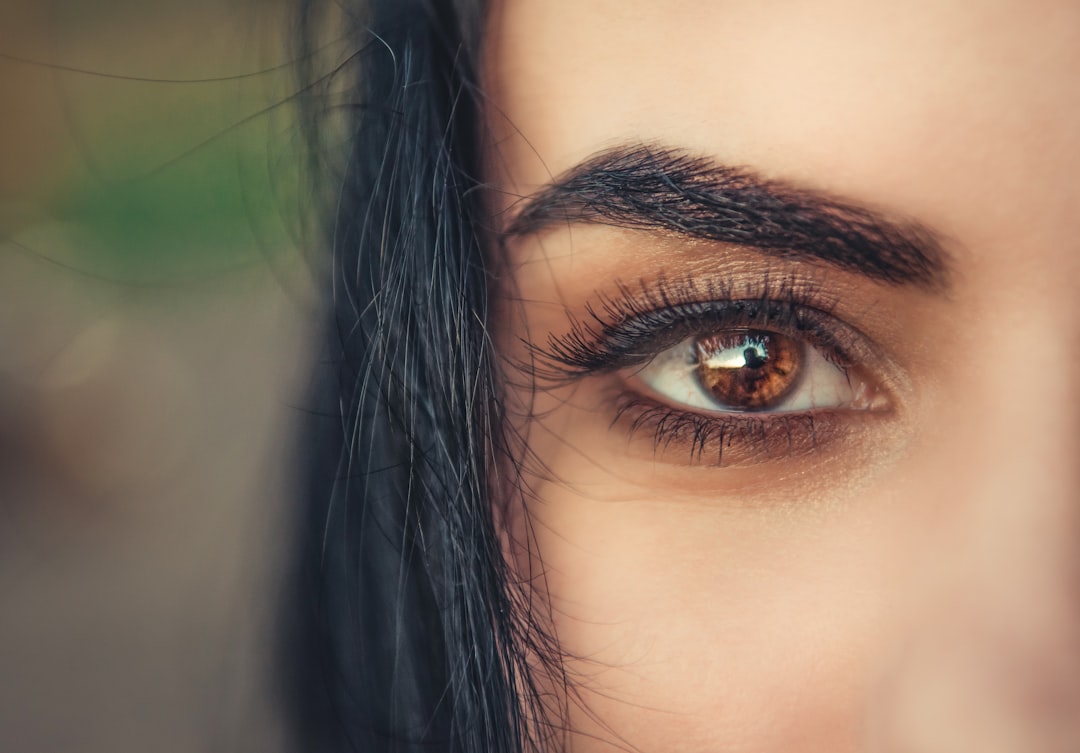 Microblading ile Kaşlarınızda Doğal ve Çarpıcı Bir Görünüm