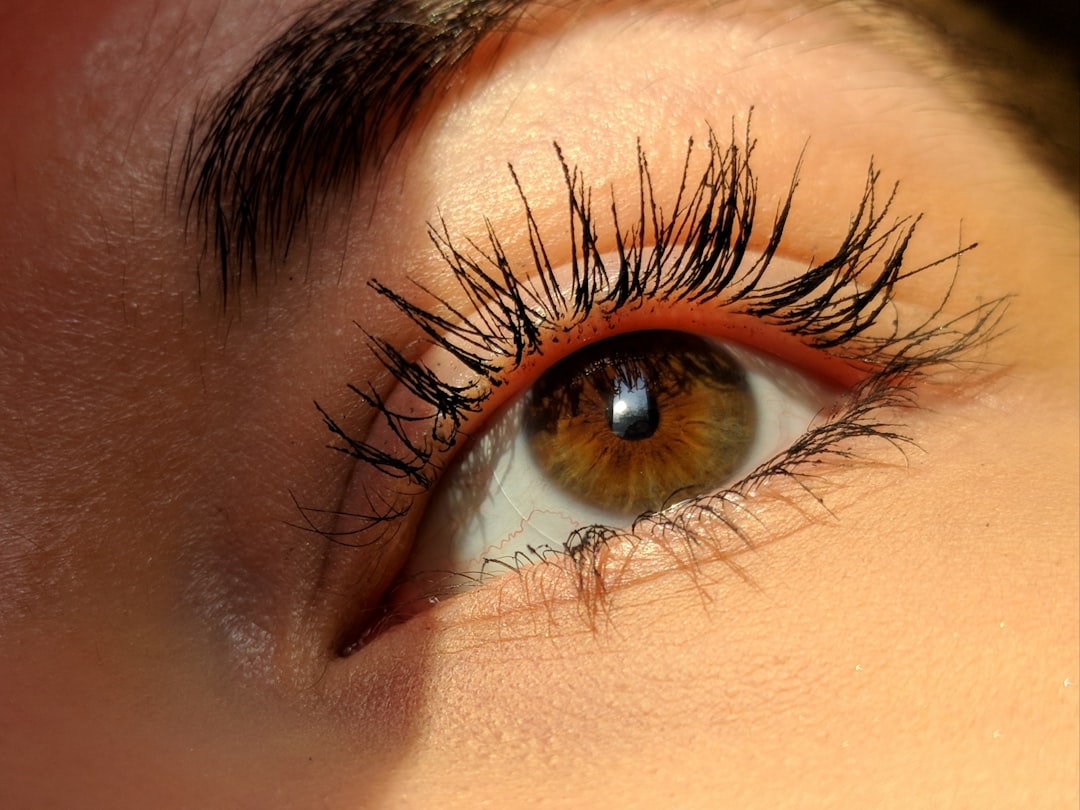 Bakışlarınıza Derinlik Katın: Profesyonel Eyeliner Dokunuşu