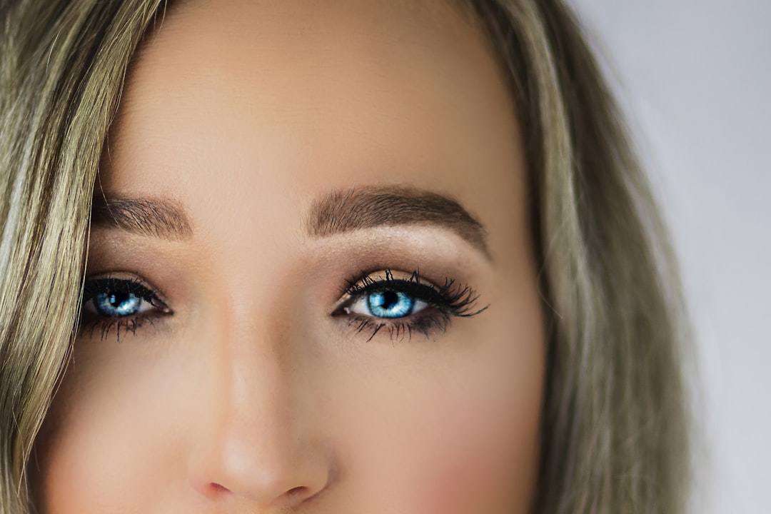 Doğal ve Belirgin Kaşlar: Bağdat Caddesi Microblading Rehberi