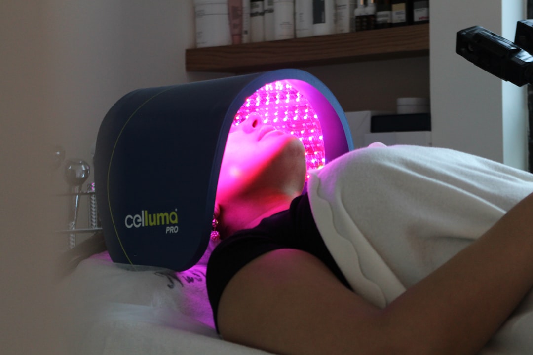 Işıltılı Bir Cildin Sırrı: Red Light Terapi Kızılötesi Işık Teknolojisi