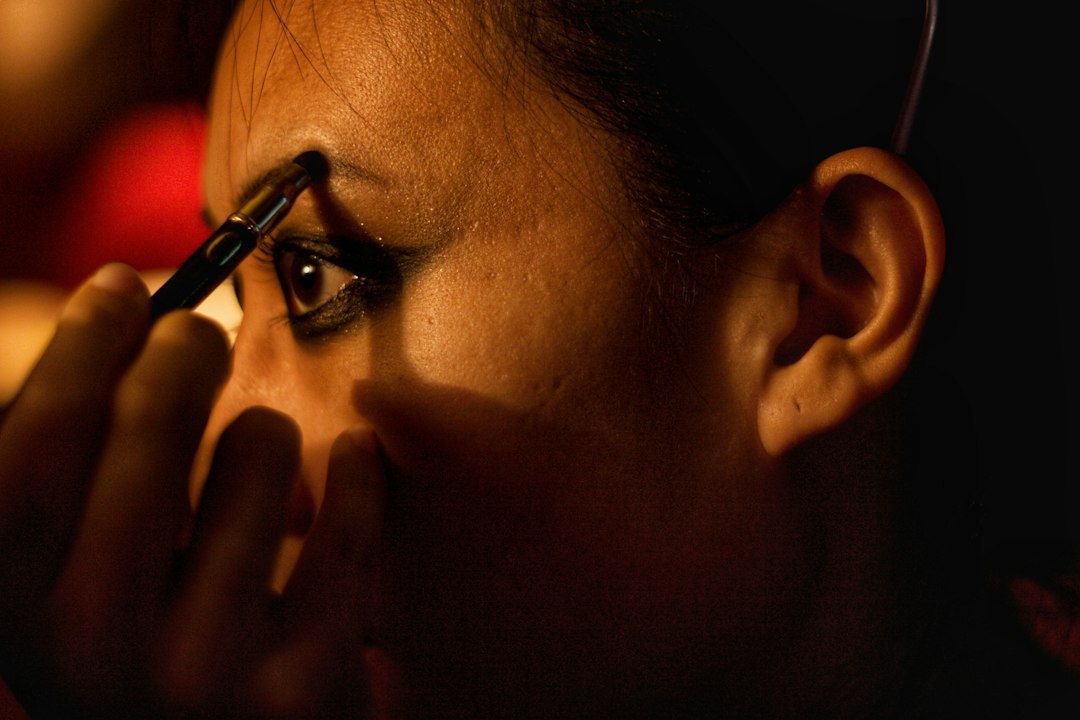 Bakışlarınıza Derinlik Katın: Profesyonel Eyeliner Dokunuşu