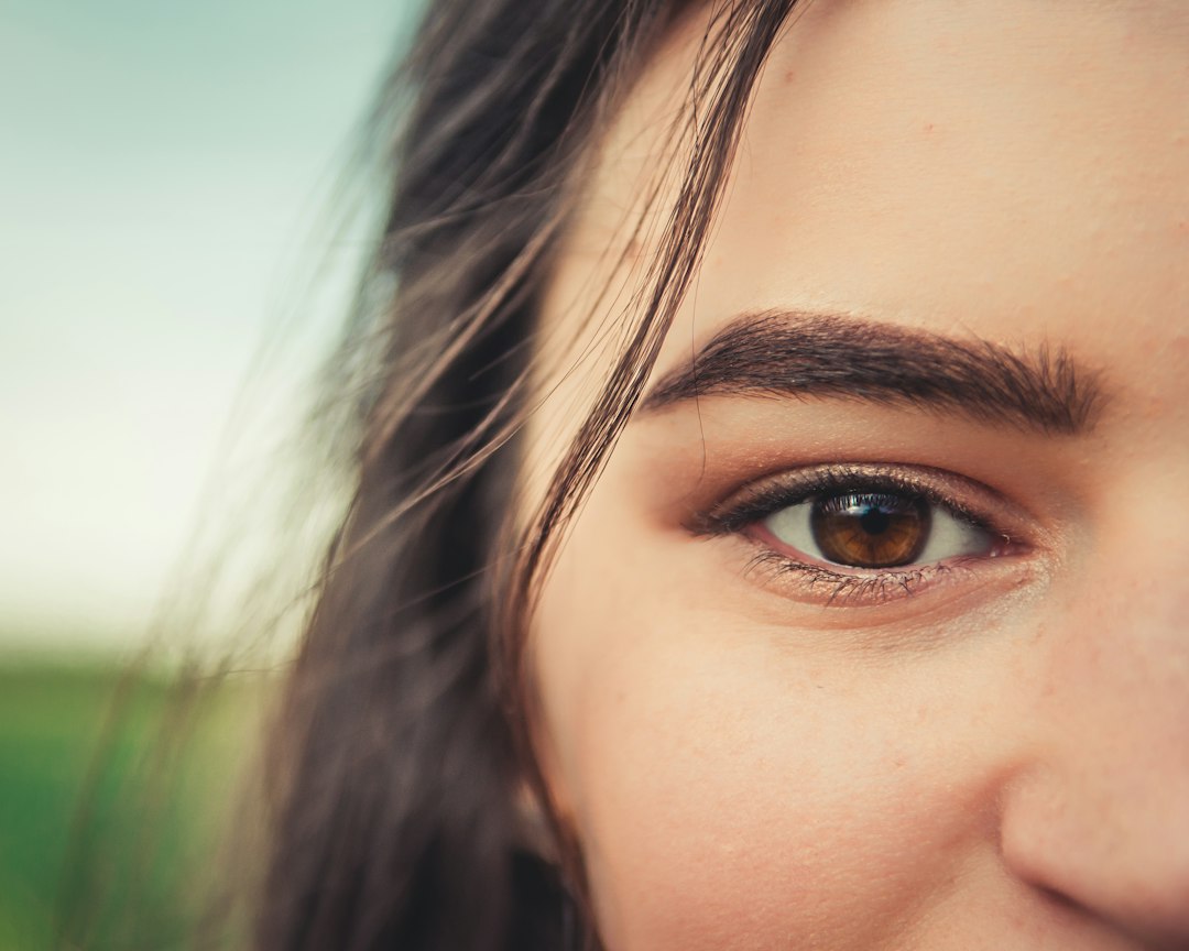 Doğal ve Dolgun Kaşların Sırrı: Bağdat Caddesi'nde Microblading Rehberi