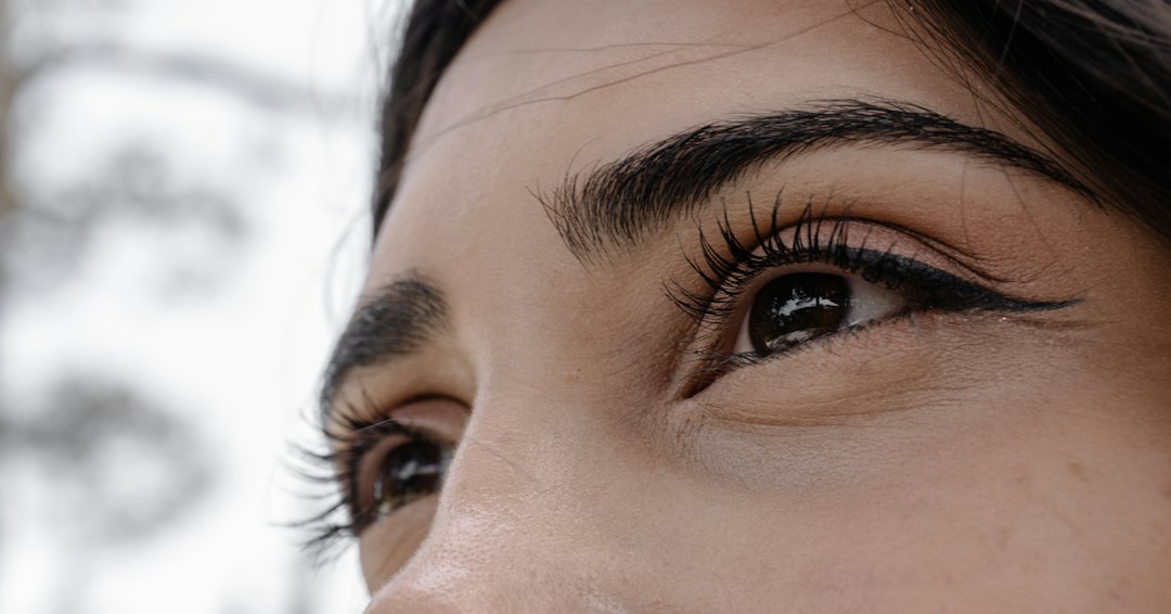 Bağdat Caddesi’nde Bakışlarınıza Derinlik Katın: Kalıcı Eyeliner Rehberi